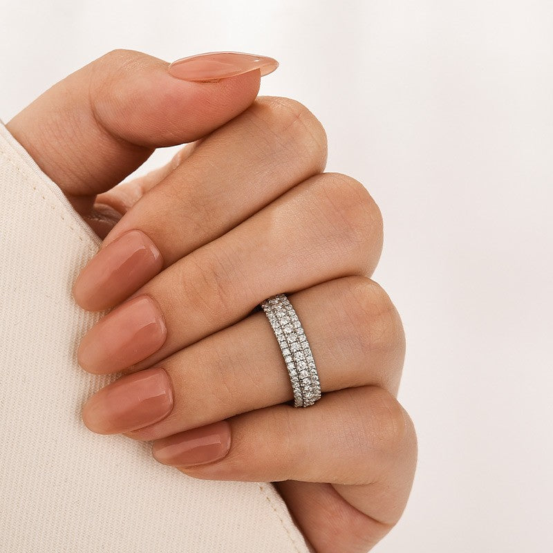 Moissanite 2.5Ct Round Cut White Gold Pavé White Gold Wedding Band In Sterling Silver