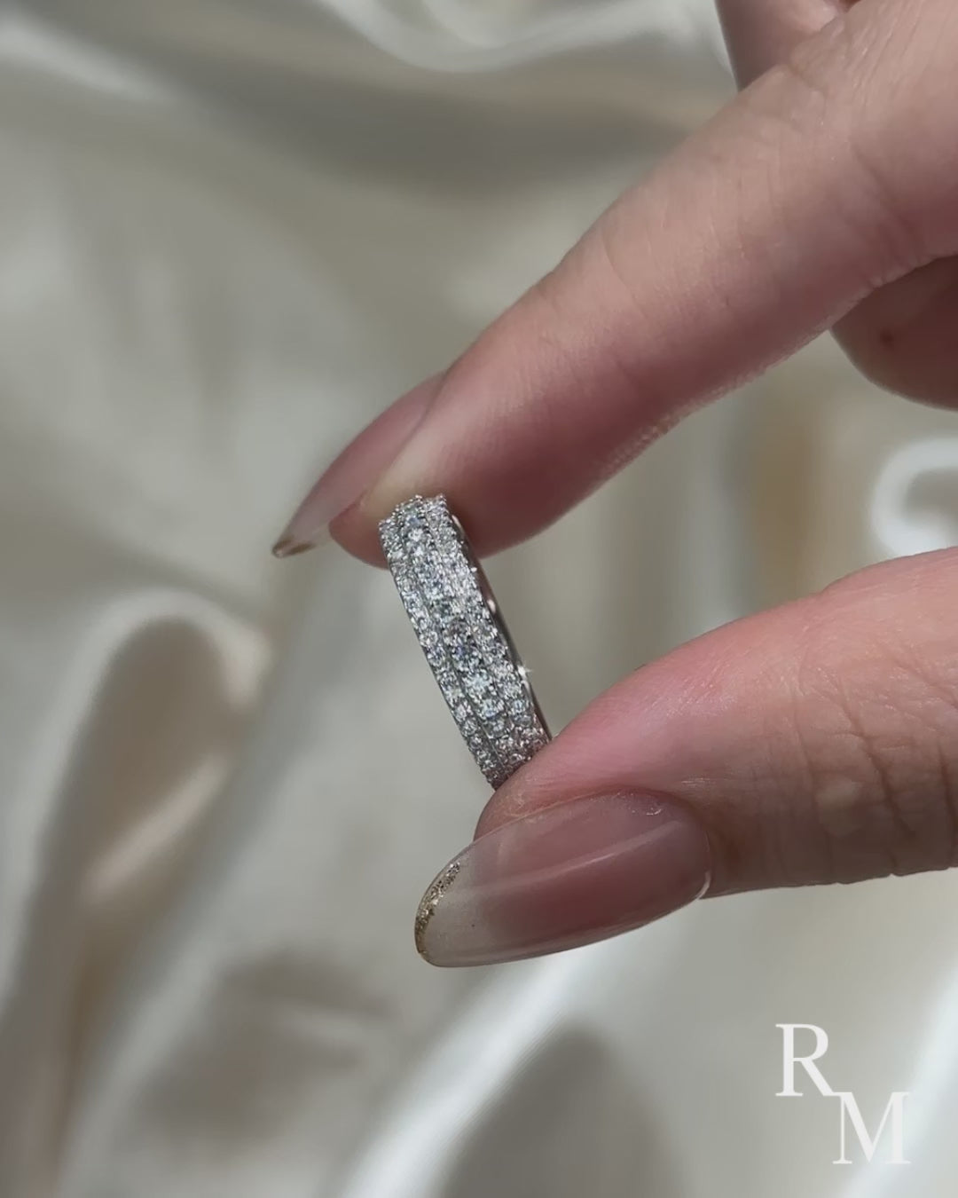 Moissanite 2.5Ct Round Cut White Gold Pavé White Gold Wedding Band In Sterling Silver
