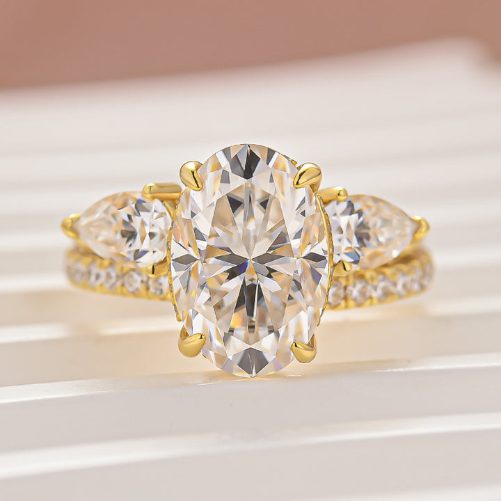 Moissanite 3.0Ct/4.0Ct Solitaire Oval Cut Engagement Ring With Pear Cut Wedding Band Wedding Ring Set