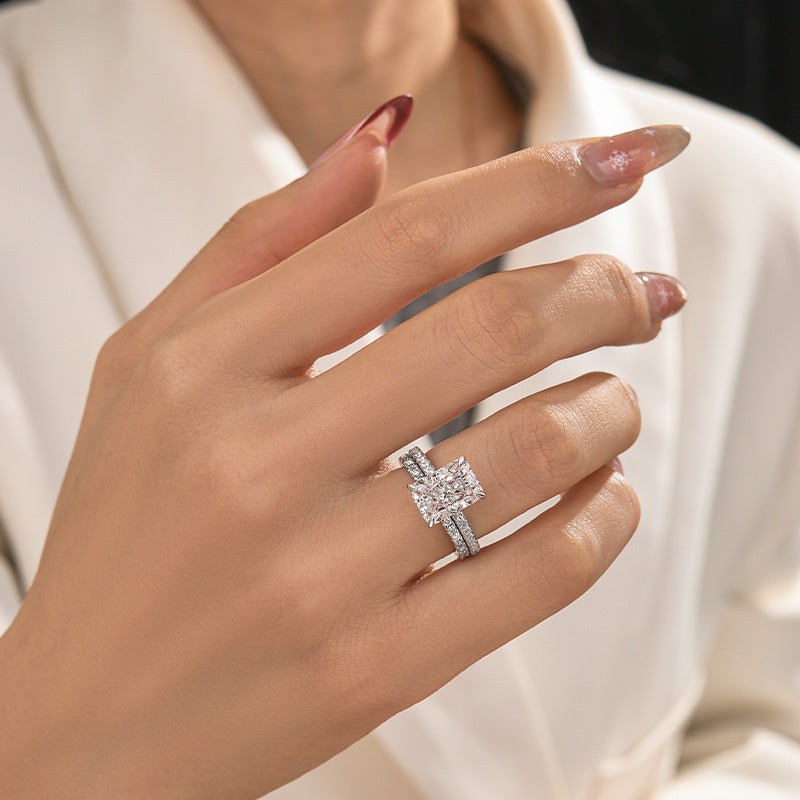 Moissanite 4.0Ct Oval Cut/3.5Ct Radiant Cut Engagement Ring With Green & White Round Cut Wedding Band