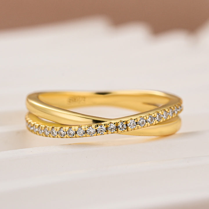 Moissanite 0.3Ct Twist Yellow Gold Round Cut Wedding Band