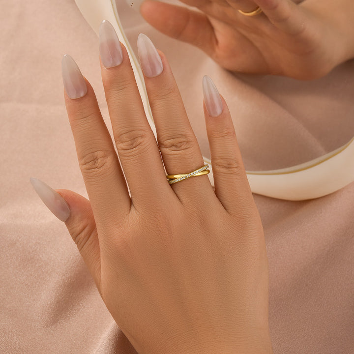 Moissanite 0.3Ct Twist Yellow Gold Round Cut Wedding Band