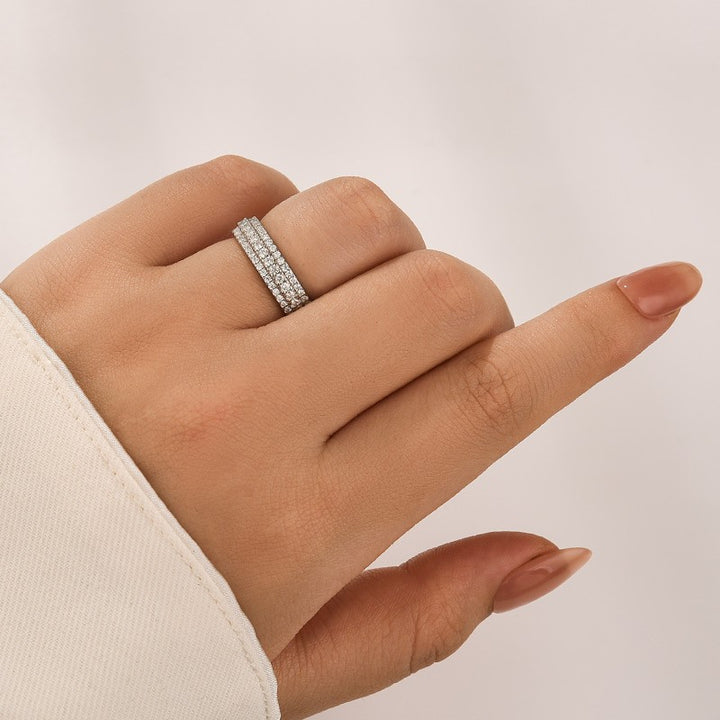 Moissanite 2.5Ct Round Cut White Gold Pavé White Gold Wedding Band In Sterling Silver