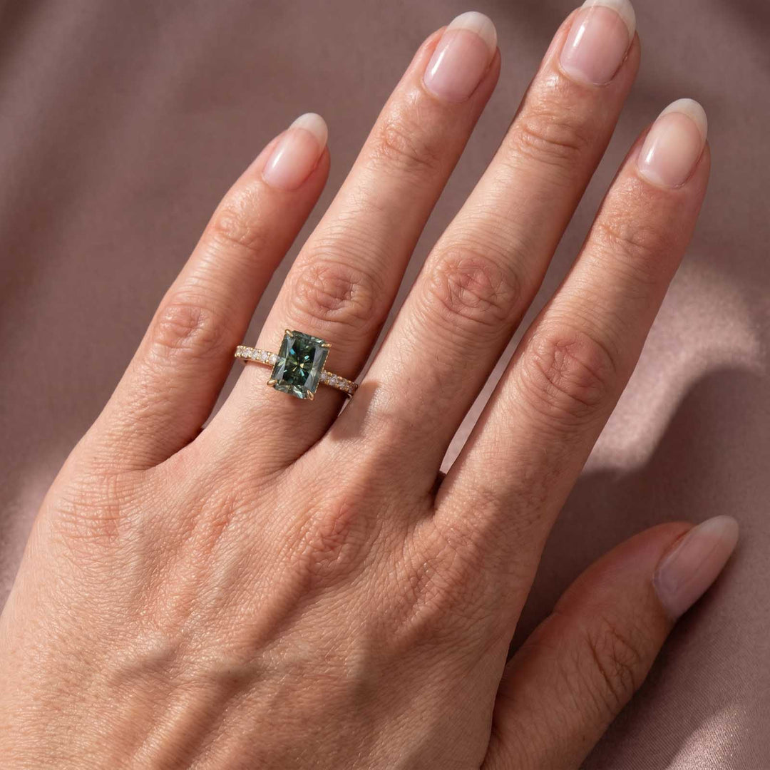 S925 Chic Moissanite 2.0Ct Radiant Cut Green Stone Travel Ring Everyday Wearable Ring For Women