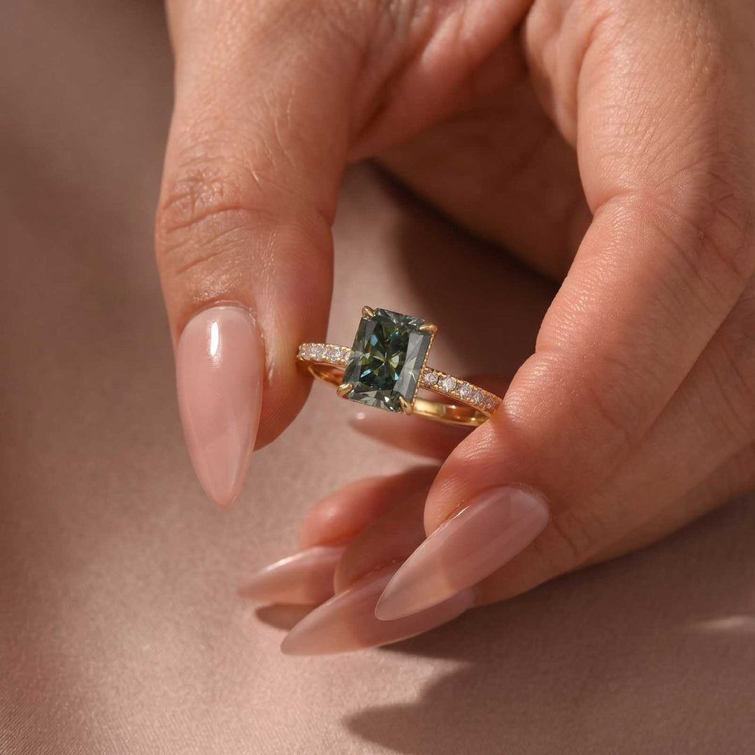 S925 Chic Moissanite 2.0Ct Radiant Cut Green Stone Travel Ring Everyday Wearable Ring For Women