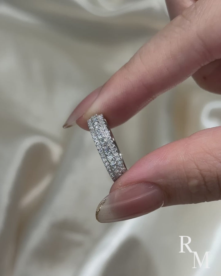 Moissanite 2.5Ct Round Cut White Gold Pavé White Gold Wedding Band In Sterling Silver