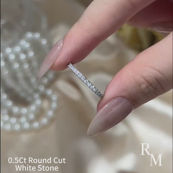 S925 Moissanite 0.5 Ct Round Cut Half Halo White Gold White/Green Stone Anniversary Ring