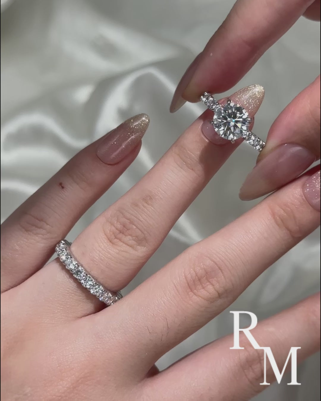 Moissanite 2.0Ct~4.0Ct Round Cut Side Stone White Gold Travel Bridal Set