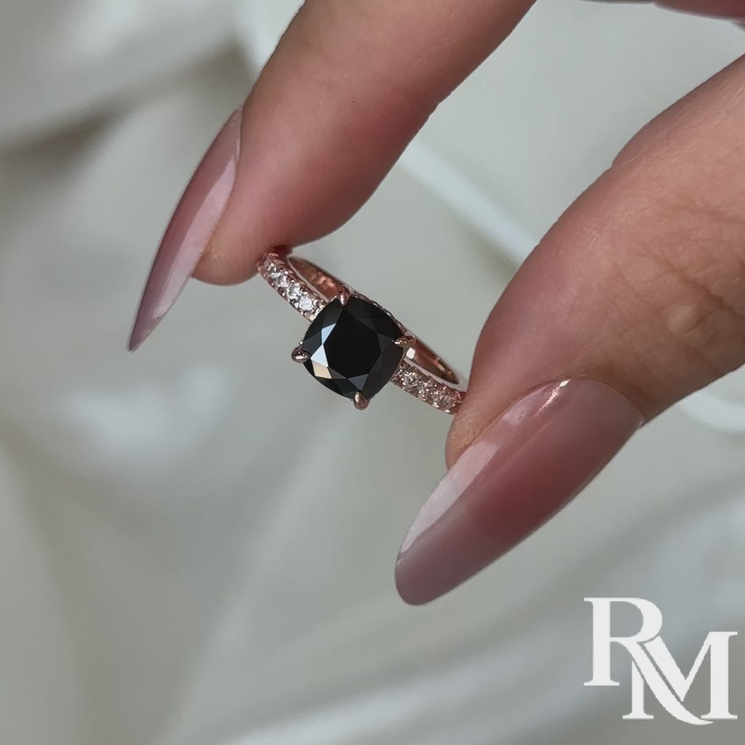 S925 Moissanite 2.0CT Cushion Cut Vintage Black Stone Paving Band Travel Ring For Women