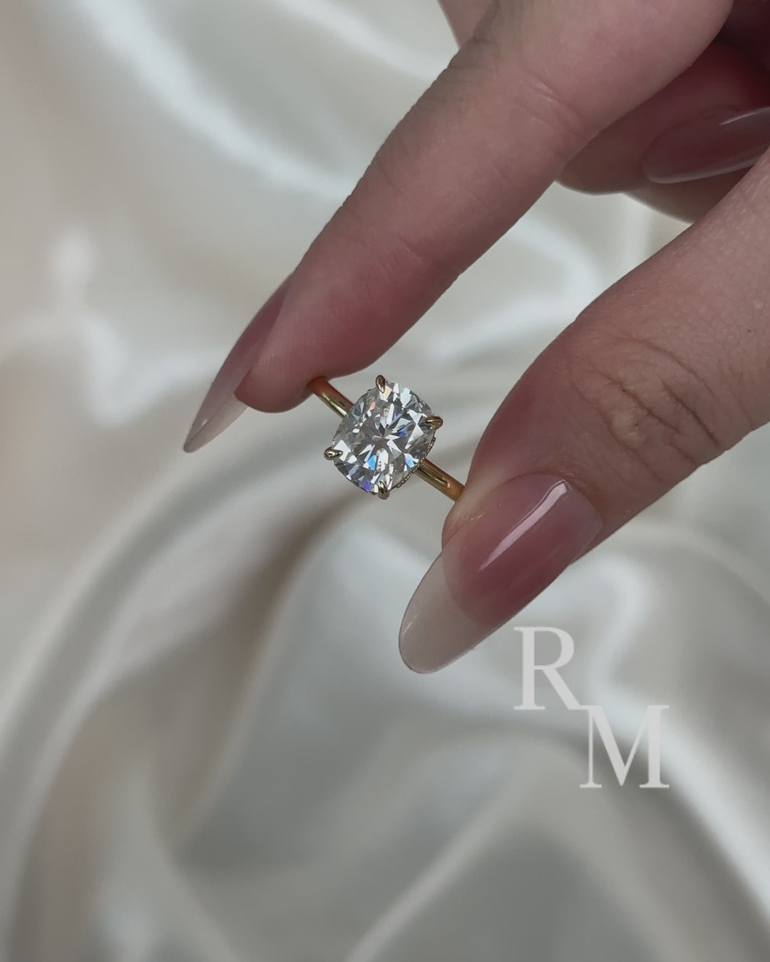 Rodiffy Moissanite 2.5Ct~4.0 Ct Cushion Cut Yellow Gold Engagement Ring