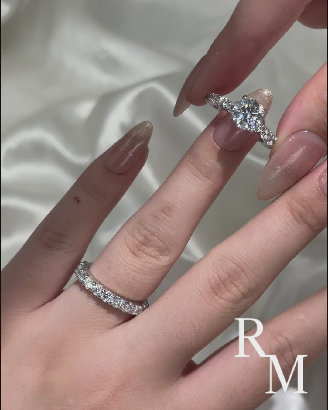 Moissanite 2.0Ct~4.0Ct Round Cut Side Stone White Gold Travel Bridal Set